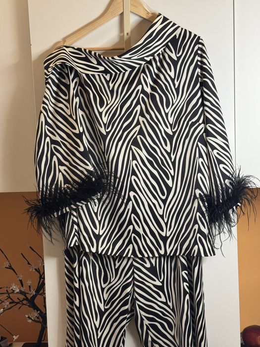 Дамски елегантен сет-панталон и блуза с пера