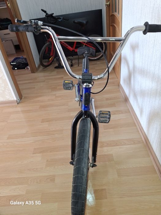 ВМХ в хорошем состоянии — ни разу ничего не ломалось (тормоза есть).