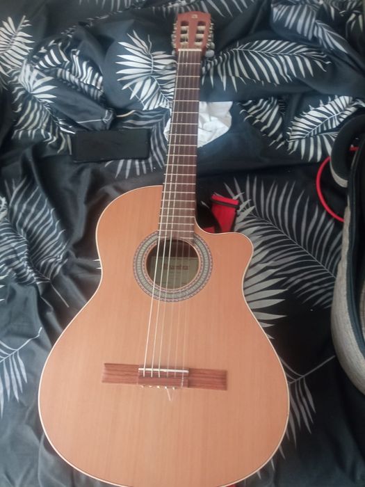 Продам гитару прямо из Испании почти новая звук шикарный