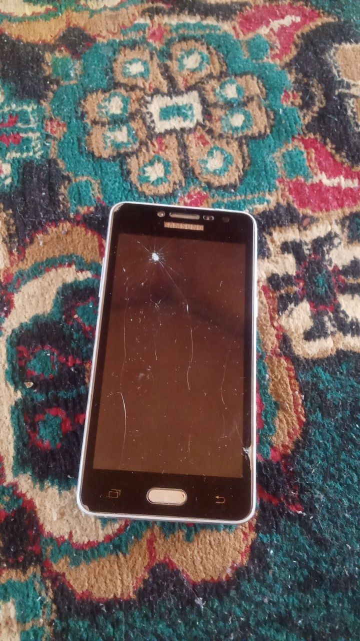 Samsung j2 ekrani  ketgan