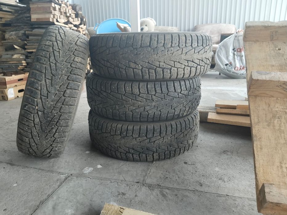 Продам зимние шины б/у. Размер: 215/70/15