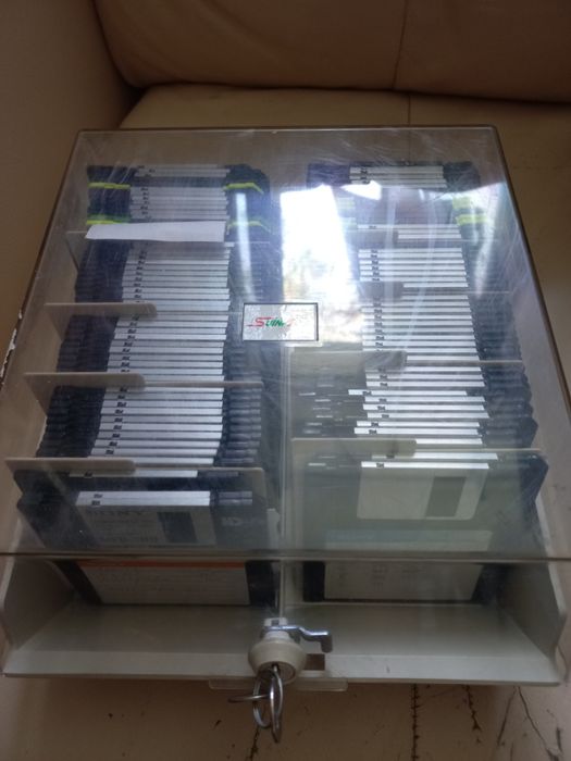 Lot flopy disk 80 bucati si cutie