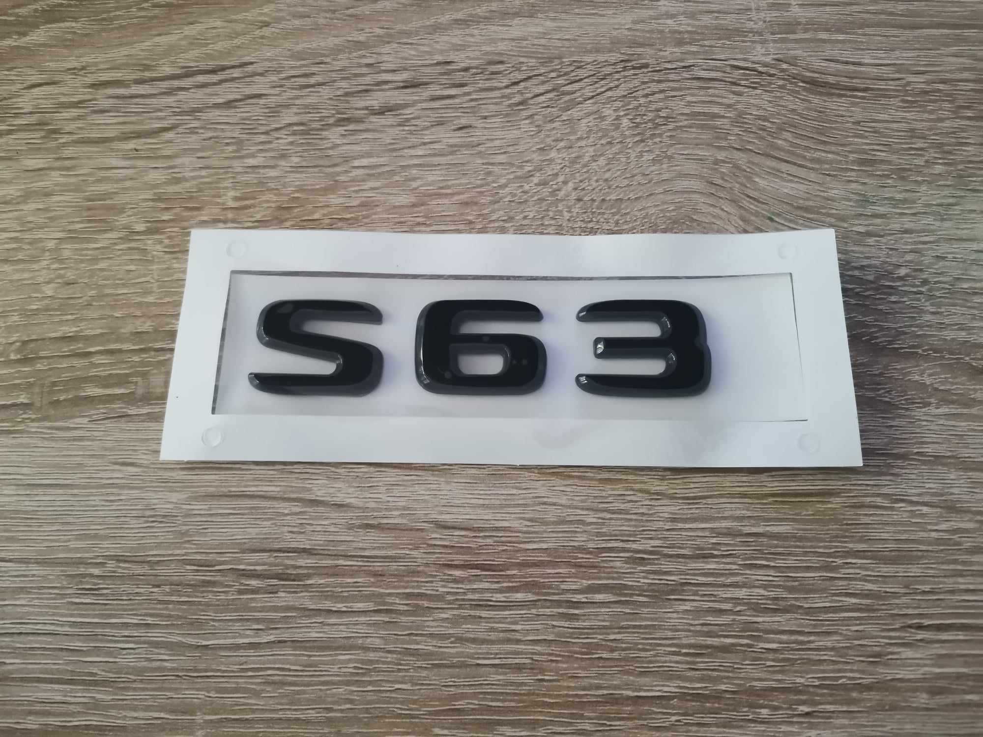 черен надпис Mercedes Benz S 63