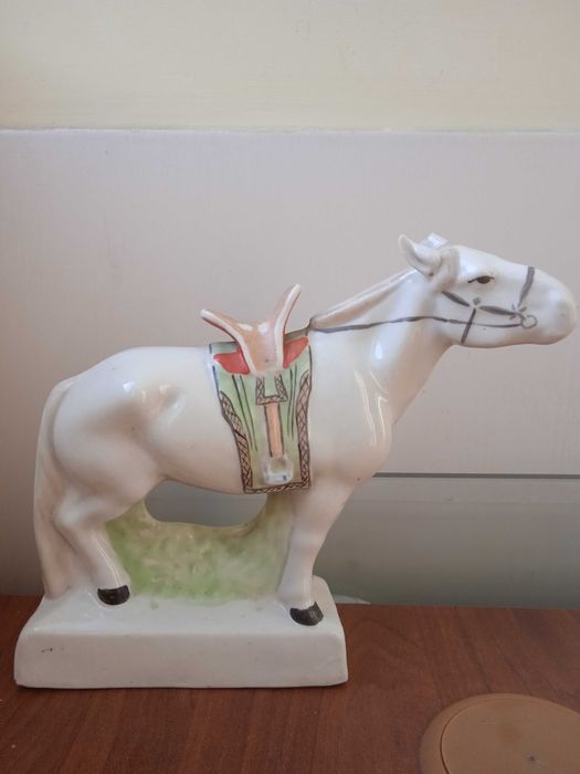 Много стара порцеланова статуетка кон