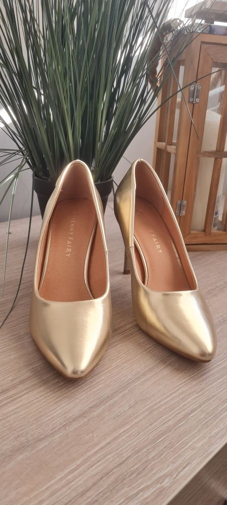Pantofi dama marimea 37,culoare aurie.