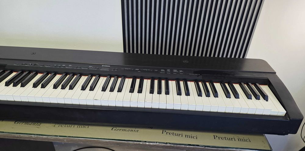 Pian digital portabil Yamaha P-155 B