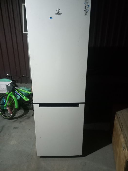 Холодильник Атлант в хорошем рабочим состоянии  высота 210 метр