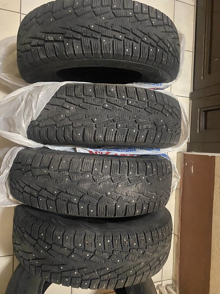 Продам зимние шины размером 225 /70 R 16