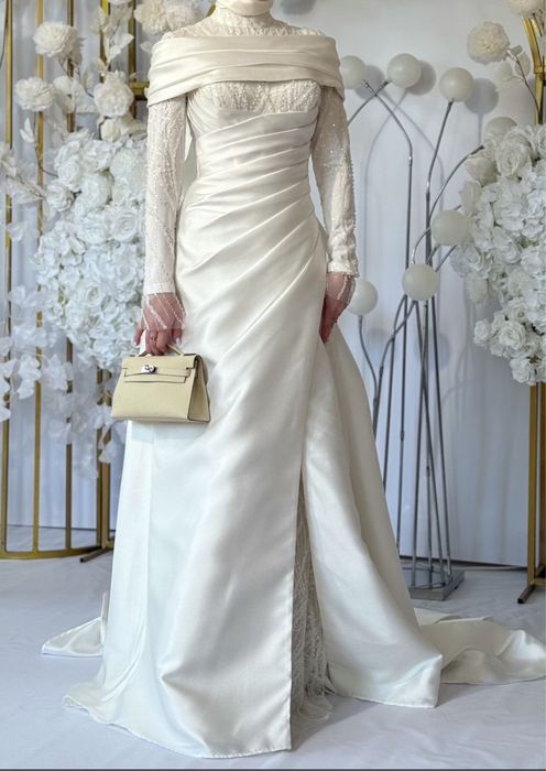 Роскошное свадебное платье с длинным шлейфом и ручным декором