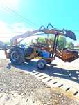 Tractor agricol Landini echipat cu braț de sapat și încărcător frontal