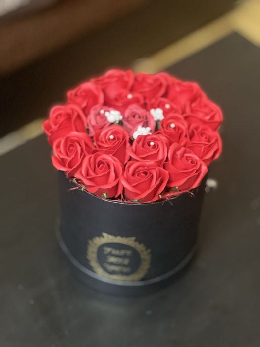 Aranjament cu flore de sapun rosii