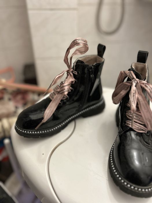 Детски лачени боти