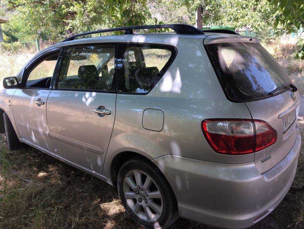 Тойота Авенсис Версо 2000 бензин facelift