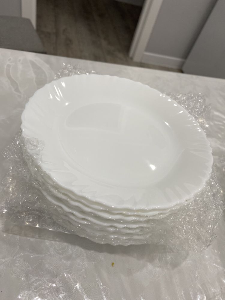 Продам тарелки белого цвета