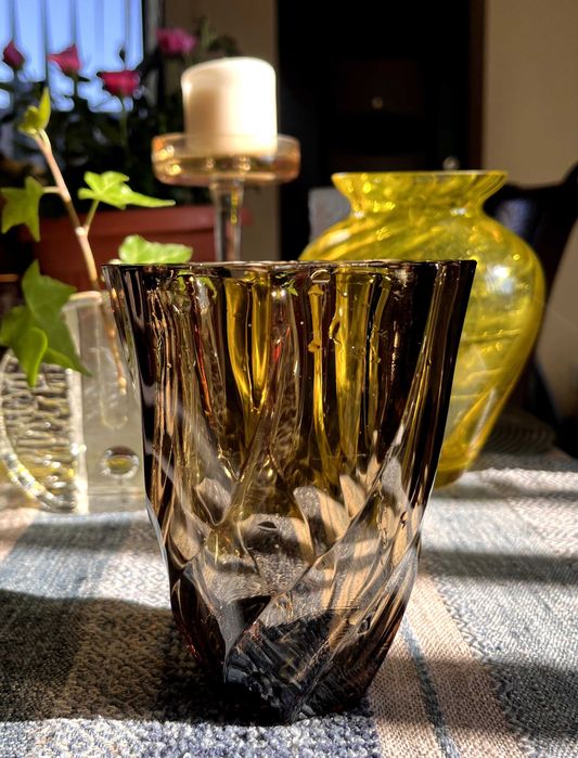 Стъклени вази и фруктовница