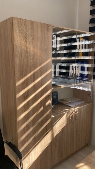 Продаю офисный стол с одной тумбочкой