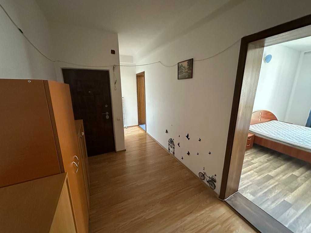 Inchiriez apartament cu 2 camere, bloc nou, zona centrala