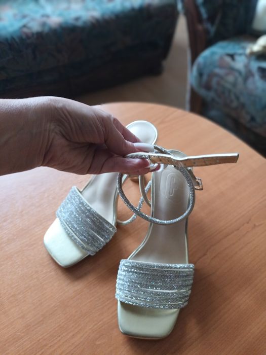 Sandale elegante argintii , cu pietre .superbe