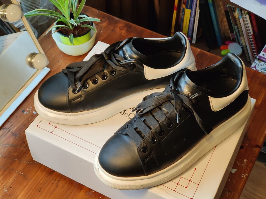 Vând Alexander Mcqueen ( negru cu alb )