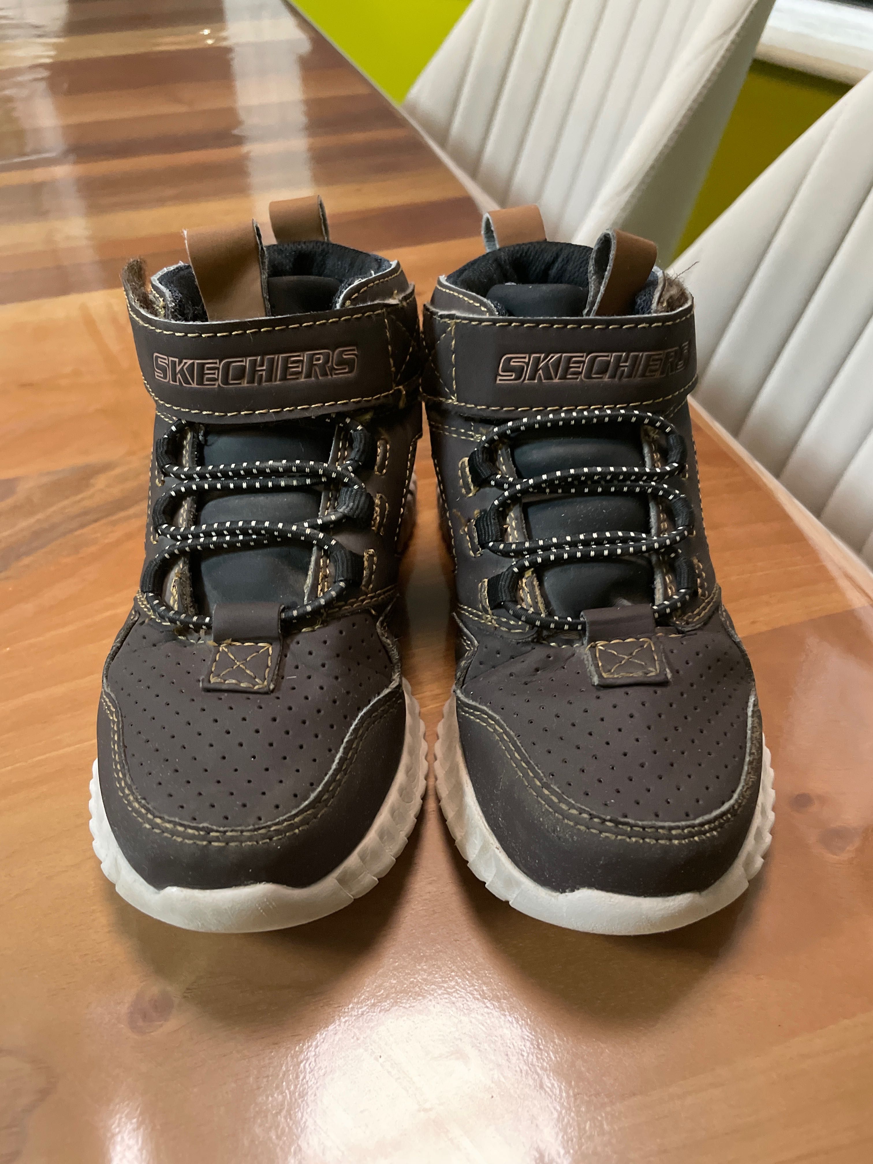 Продавам детски боти Skechers