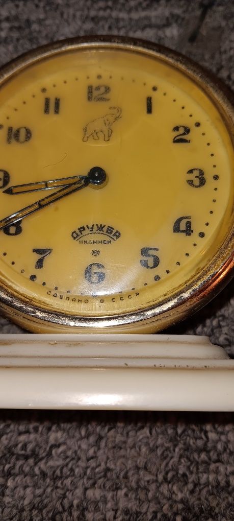 Ceas de masa deșteptător vechi rusesc