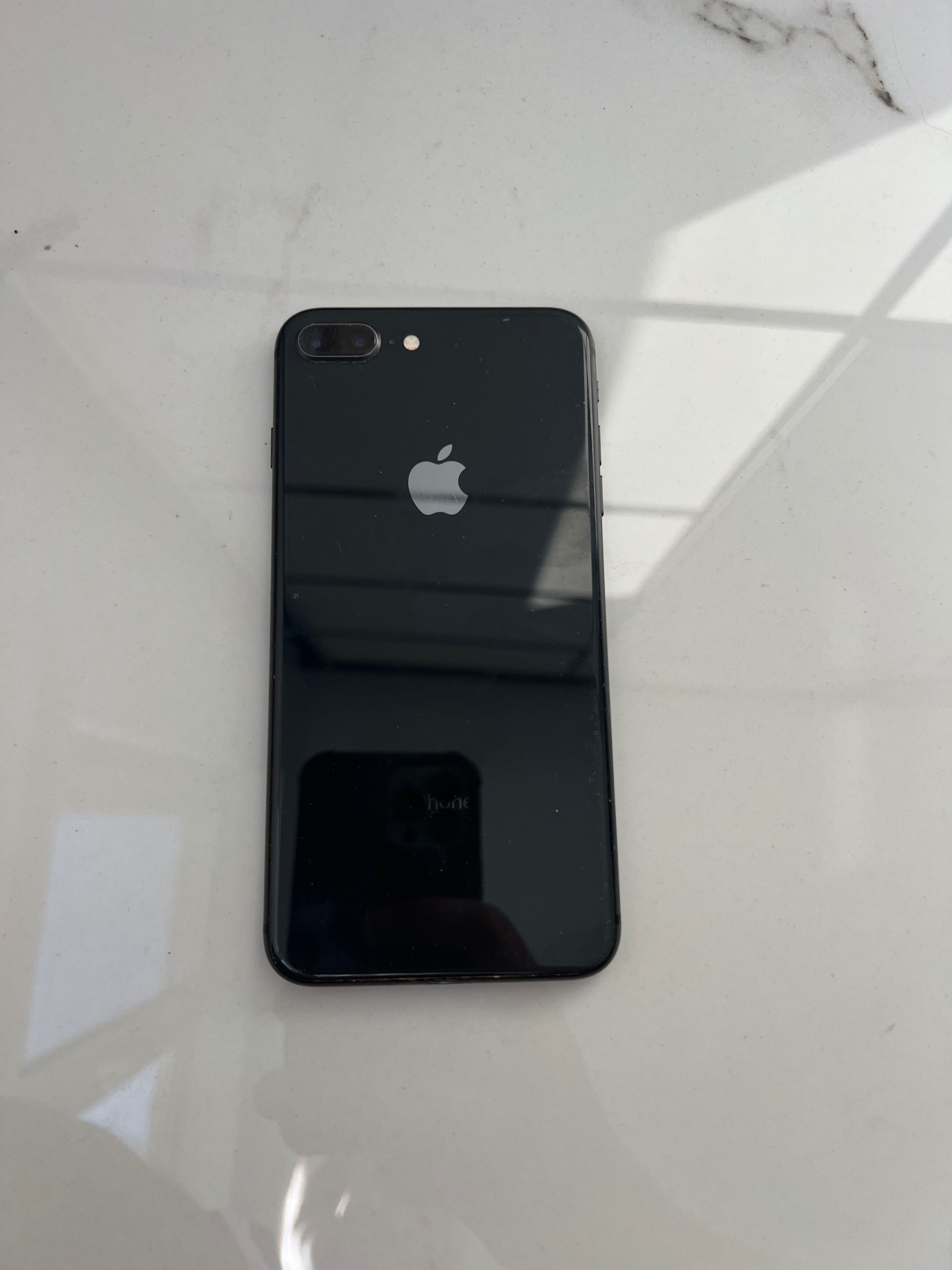 De vânzare telefon mobil iPhone 8 plus  60gigabit în stare bună