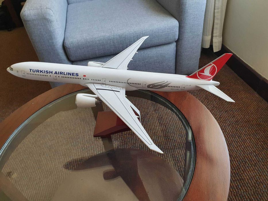 Macheta uriașă de avion Turkish Airlines | Decoratie frumoasa
