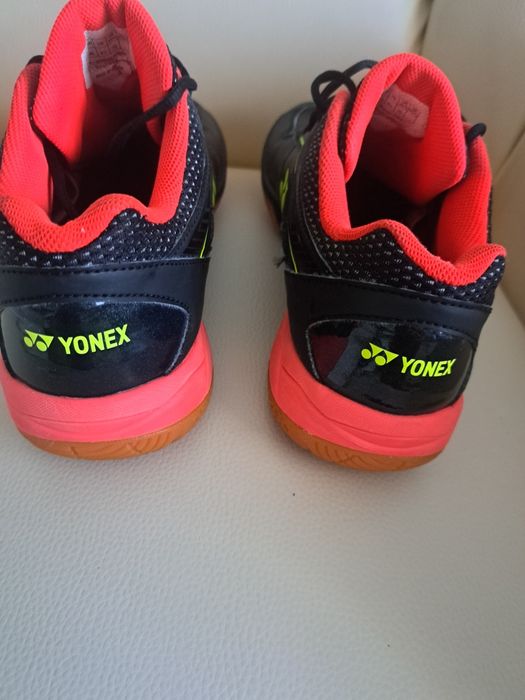 Adidași Yonex nr 43 impecabili