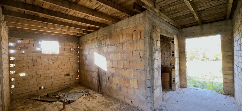 Едноетажна тухлена къща на груб строеж в село Първомайци