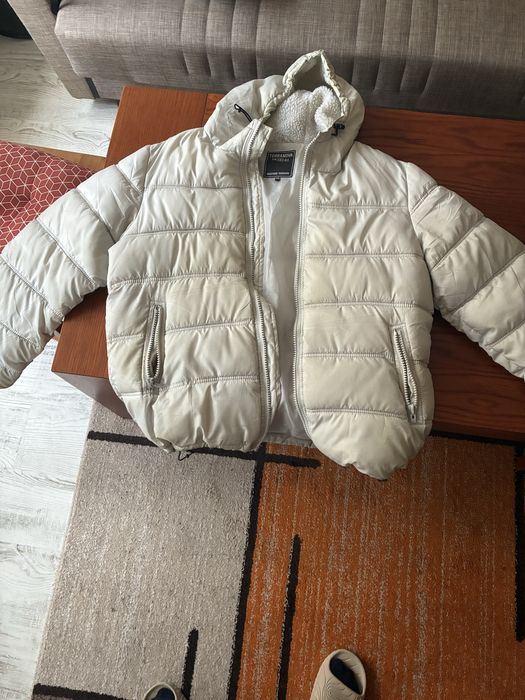 бяло пухено яке.