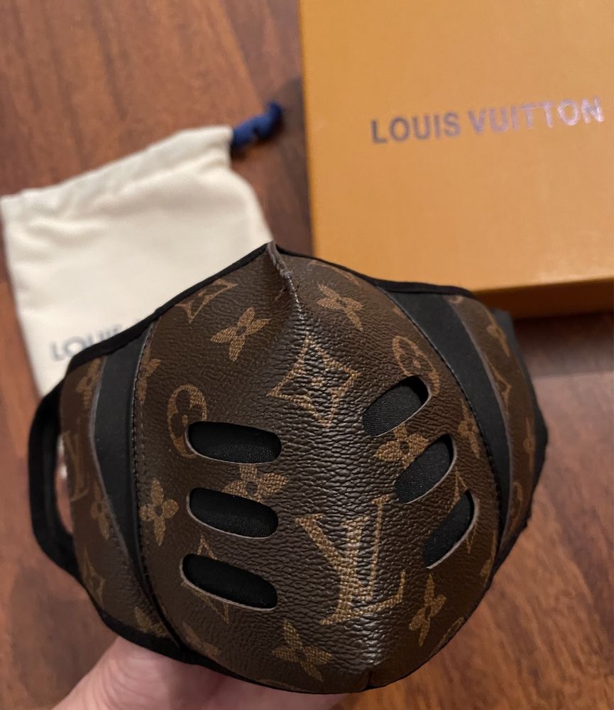 Mască model Louis Vuitton