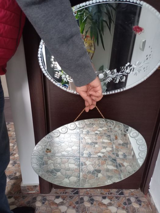 2 oglinzi de perete cu ornamente gravate, in stare foarte bunaa.