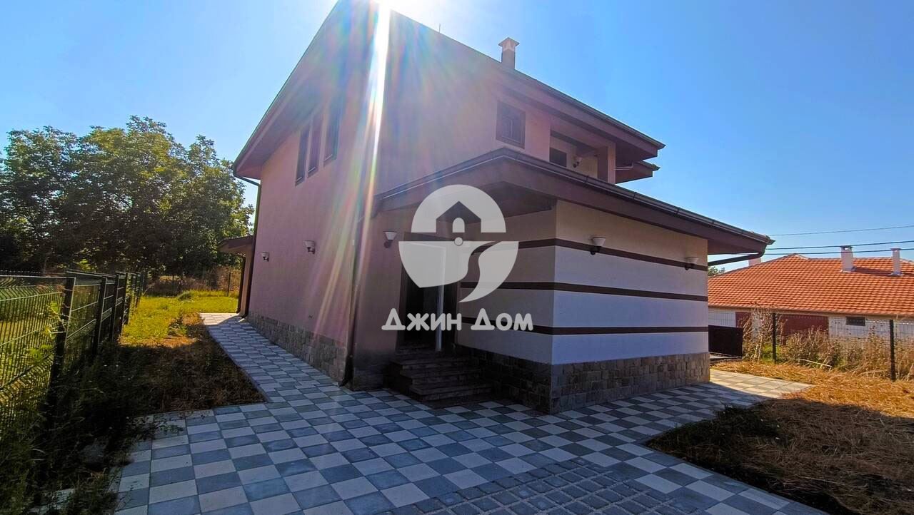 Просторна самостоятелна двуетажна къща в с. Полски извор