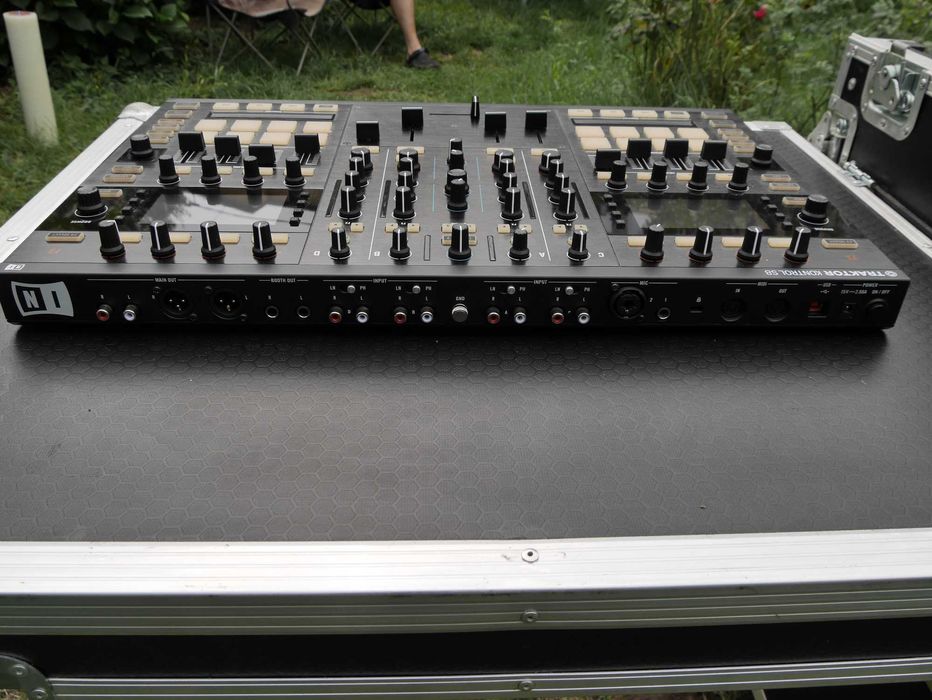 Mixer Traktor S8 cu 4 canale