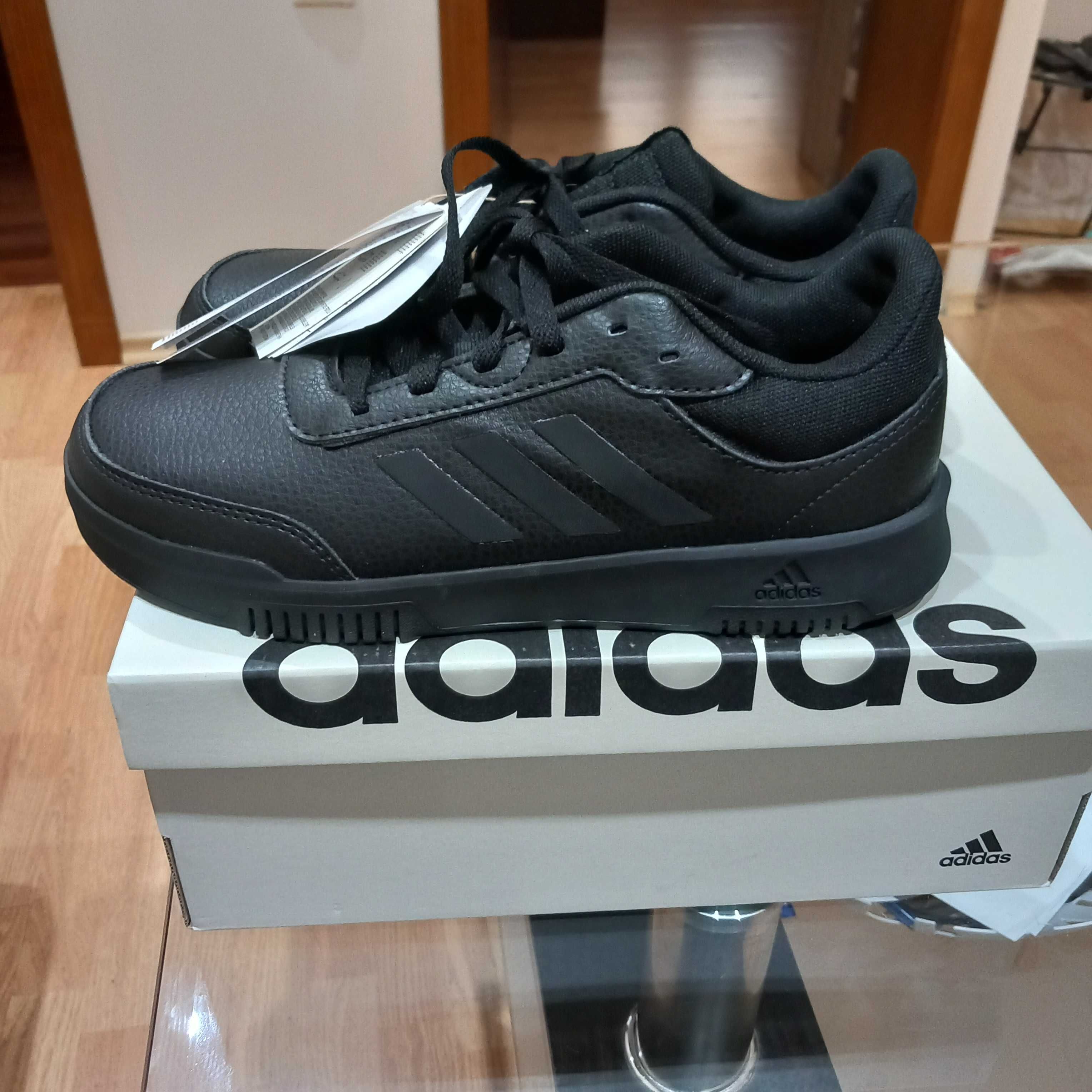 Продавам дамски нови маратонки ADIDAS 39номер