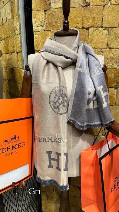 Esarfa Hermes 
+cutie 
Dim. 185x80cm 

Roz-2 bucăți 
Negru -2 bucăț