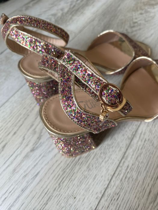 Sandale ocazie paiete