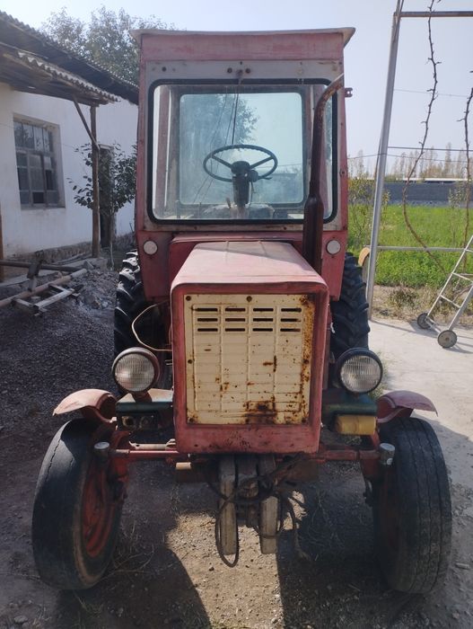 Traktor sotiladi t 25