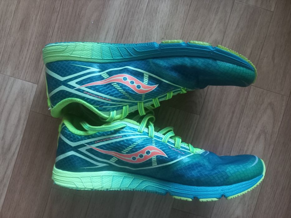 Vând pantofi sport Saucony