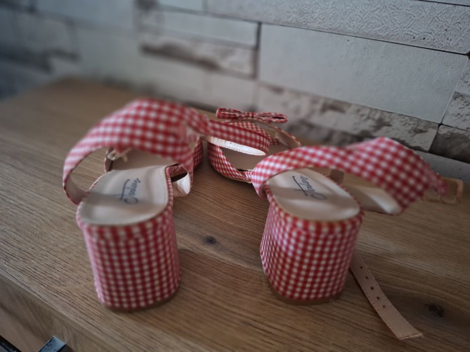 Невероятни сандали в червено-бяло каре