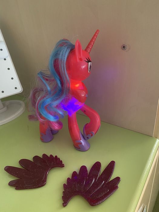 Кушик айтадиган от уйинчок бир дона.