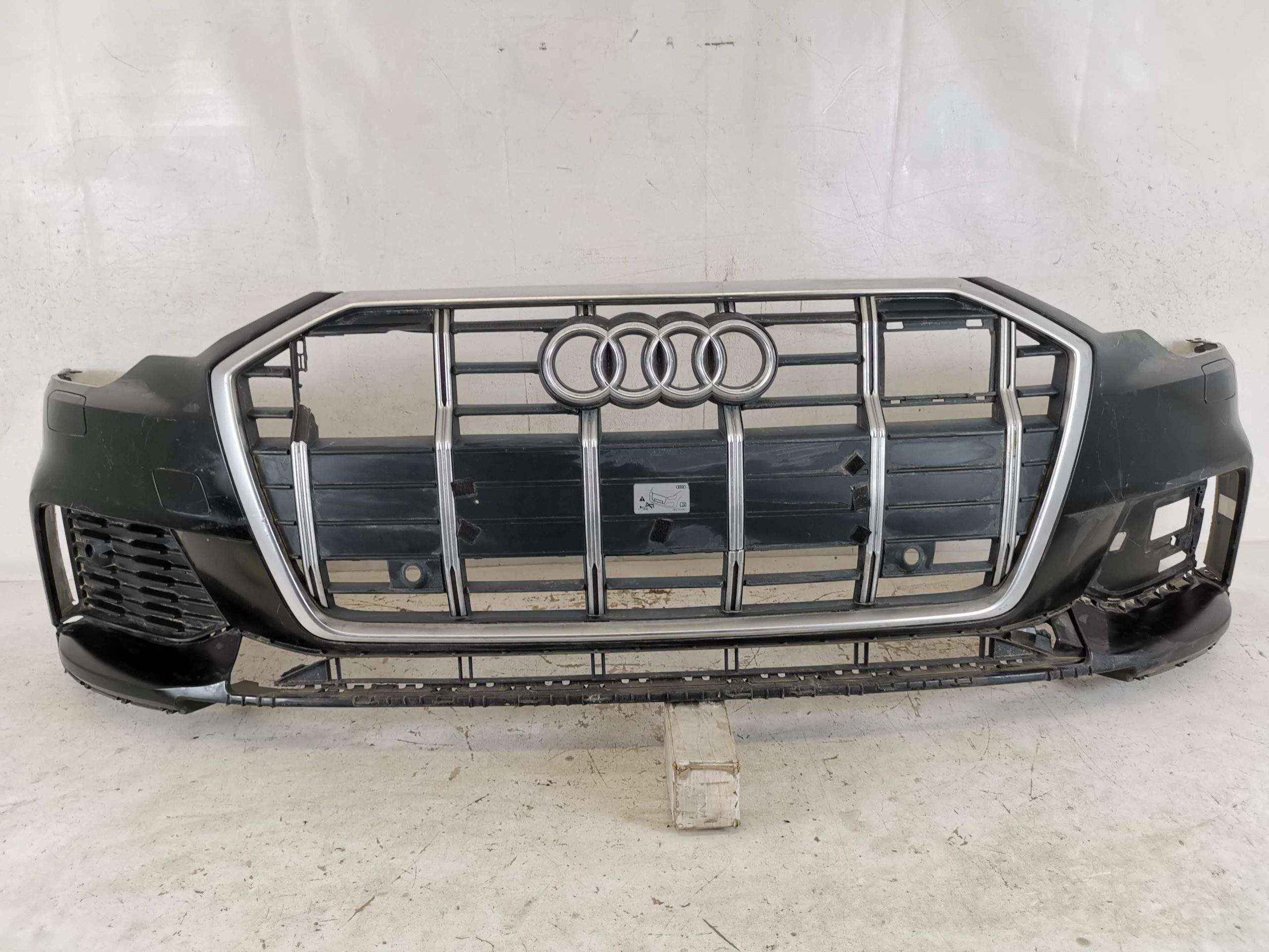 Предна броня с централна решетка повредена Ауди А6 Седан / Audi A6 Sed