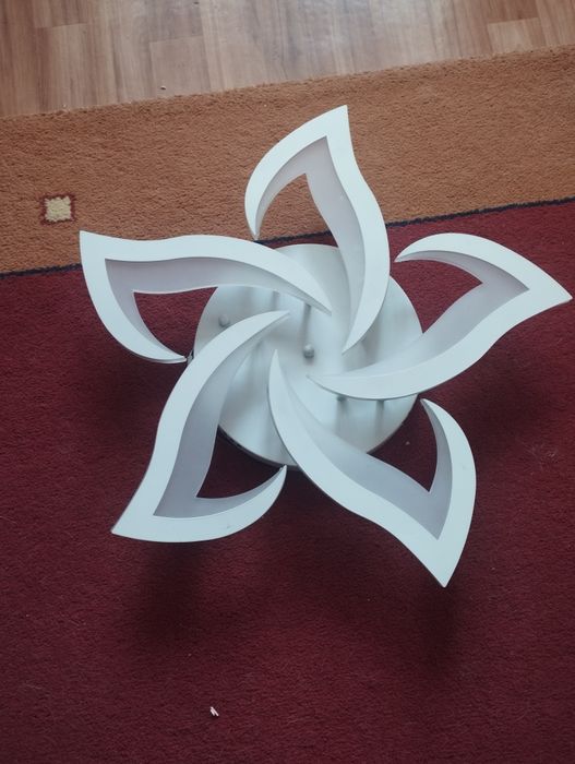 Продам люстру в рабочем состоянии