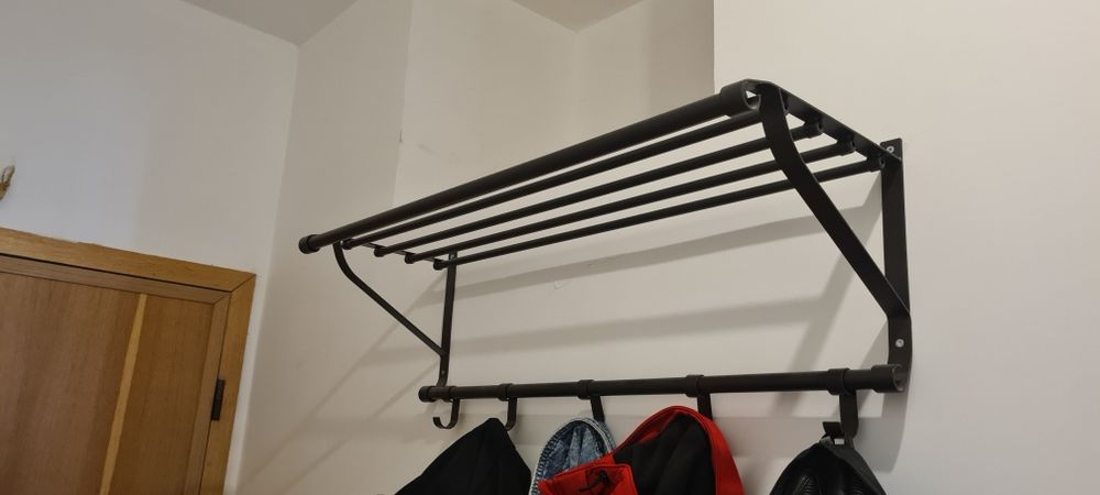 Черна практична закачалка