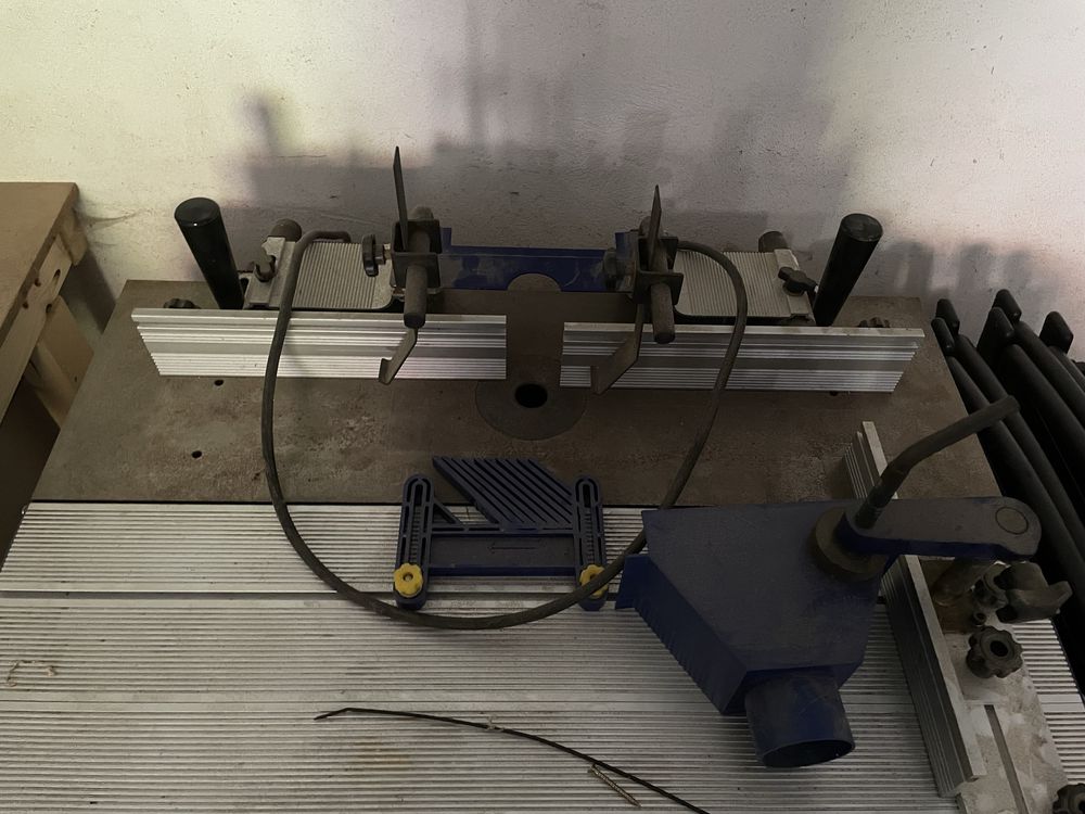 Router Ryoby cu masa