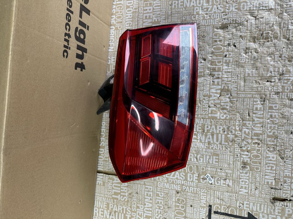 Lampă stânga vw passat b 8 break facelift.cod:3g9945005.g.