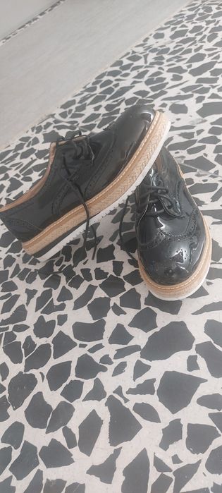 Vând pantofi  noi moderni pentru femei