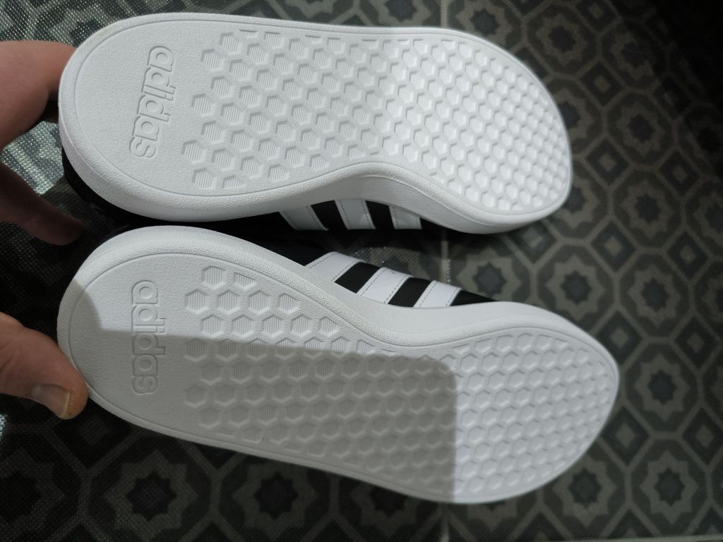 Обувки Adidas чисто нови