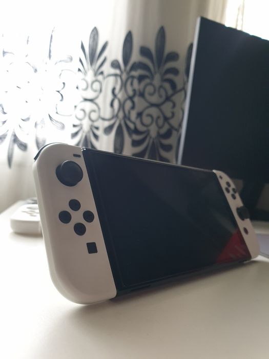 Vand sau schimb nintendo switch oled în stare buna