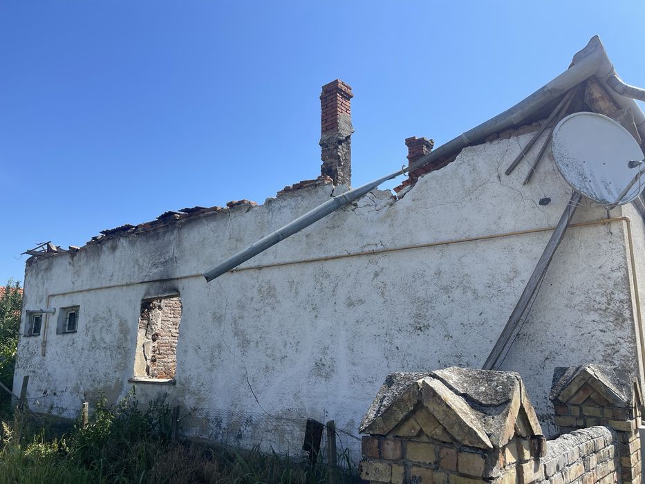 Vand Casa incendiata cu tot cu teren la Costeiu Judetul Timiș